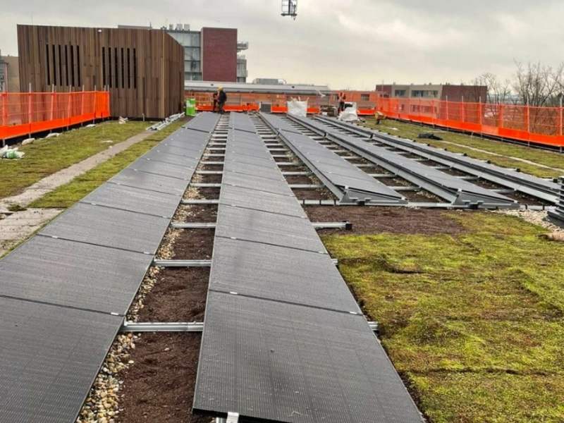 Auf dem Dach des Gebäudes ist eine große Solaranlage angebracht.