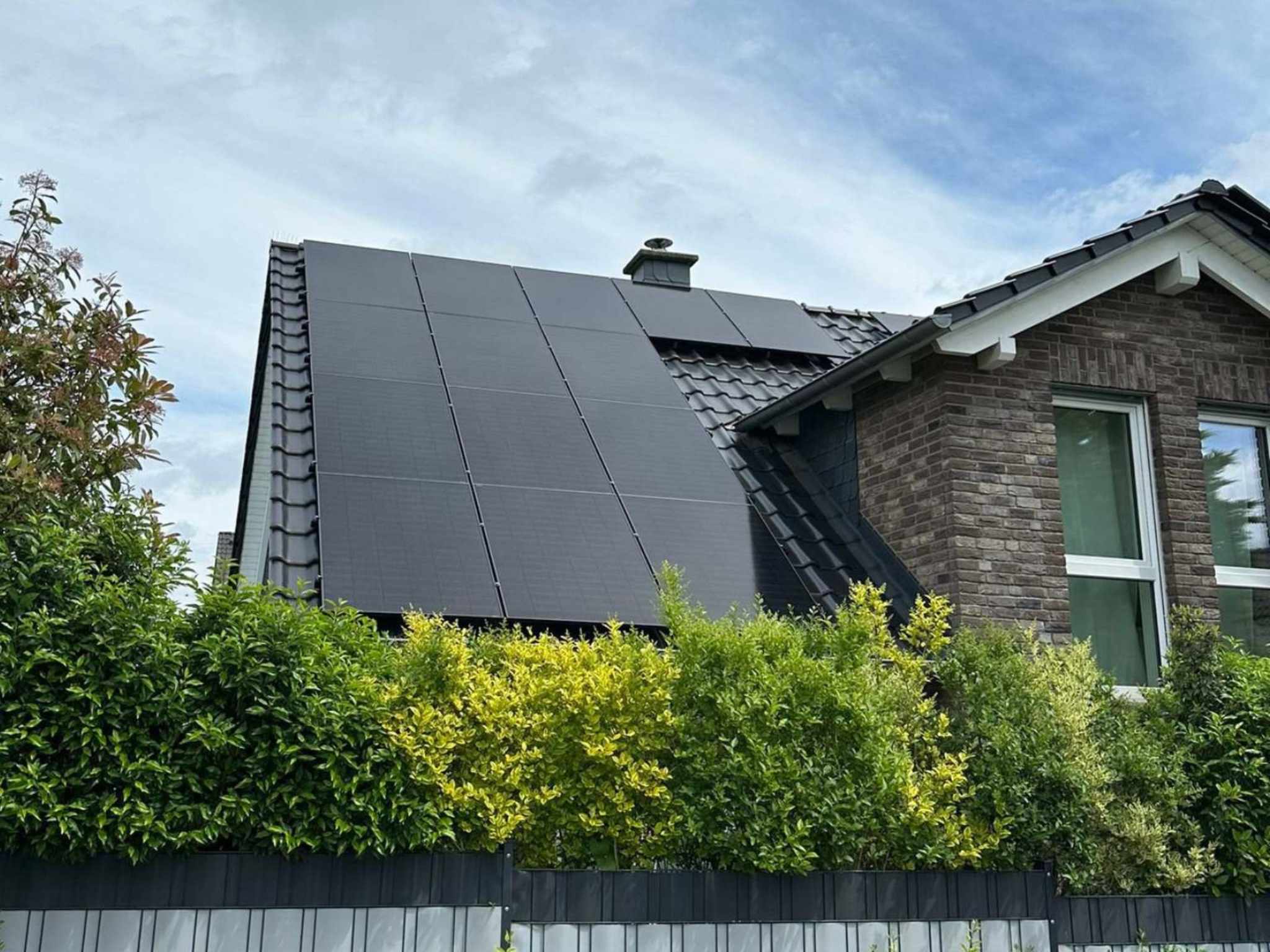 Photovoltaikanlage auf einem modernen Wohnhaus mit schwarzen Solarmodulen in Düsseldorf.