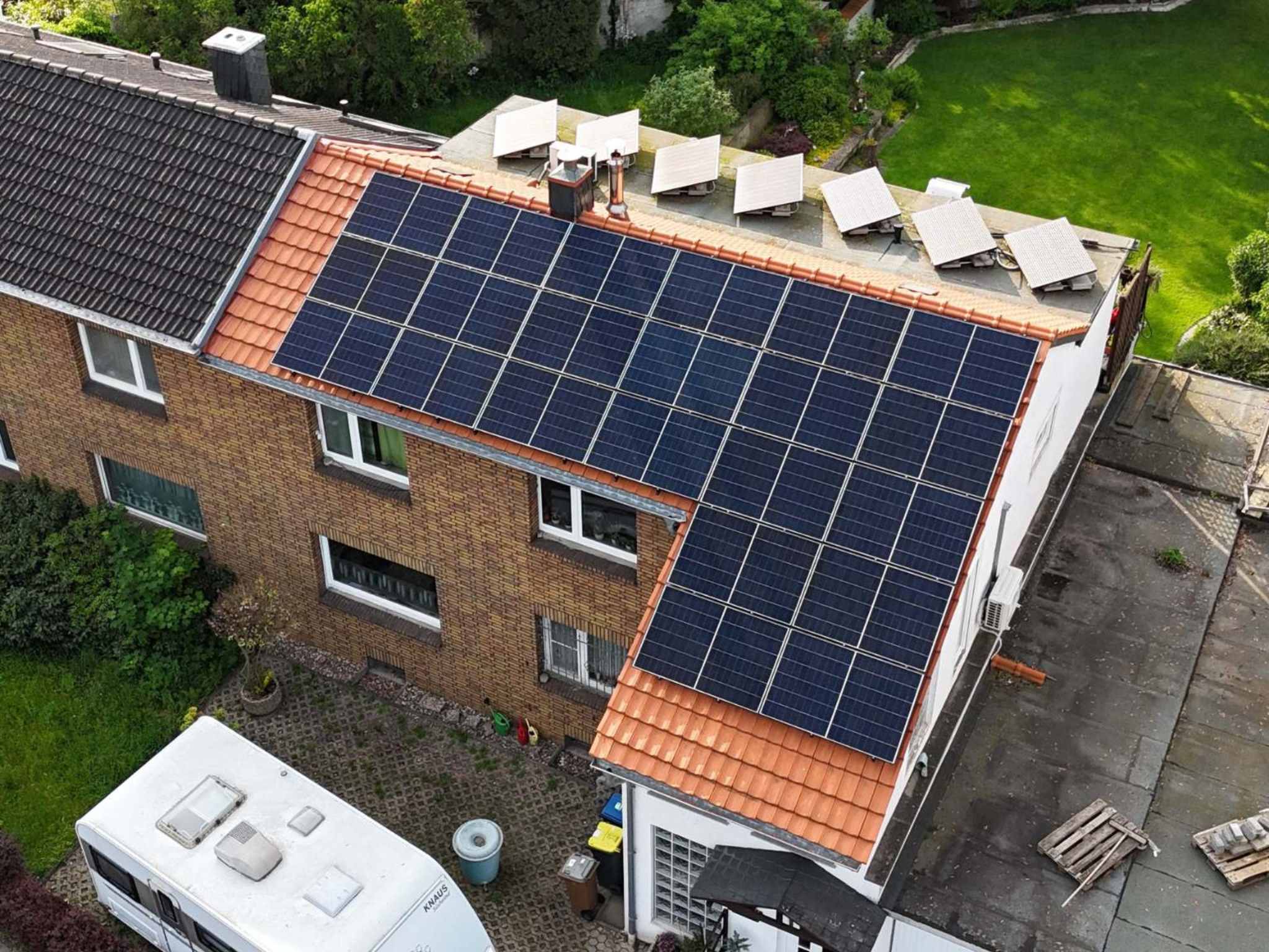 Große Photovoltaikanlage auf einem Wohnhaus in Düsseldorf aus der Luftaufnahme