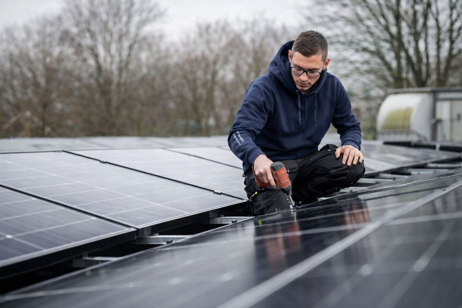Techniker installiert Solarmodule auf einer Photovoltaikanlage in Düsseldorf