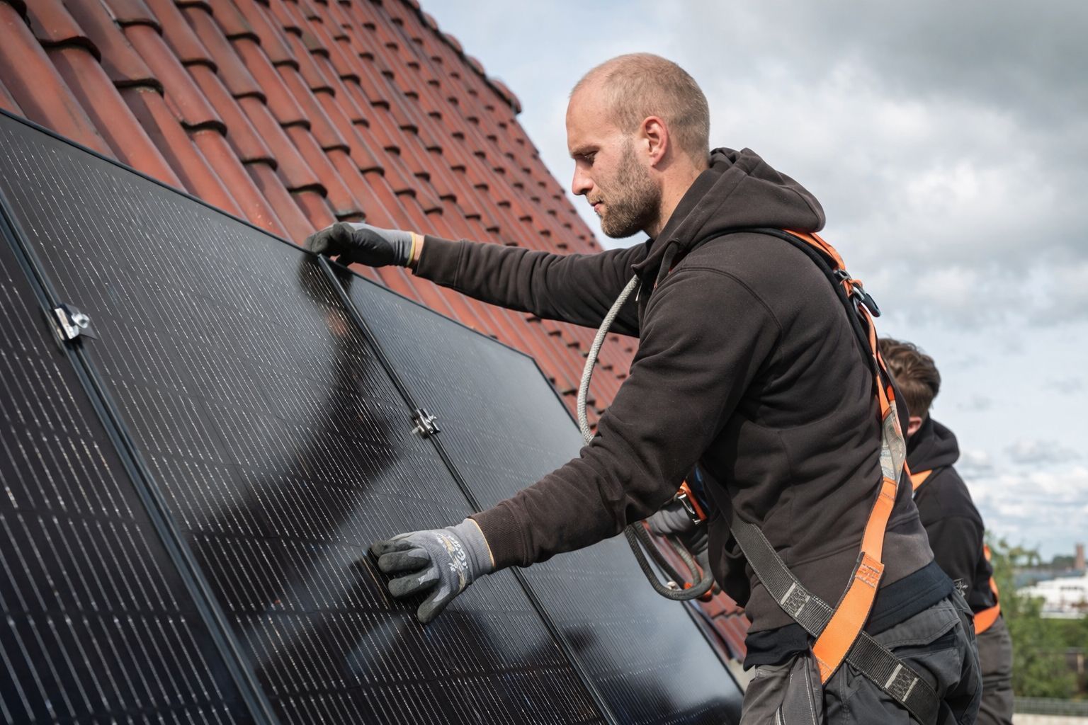 Montage von Solarmodulen auf einem Schrägdach für eine Photovoltaikanlage in Düsseldorf