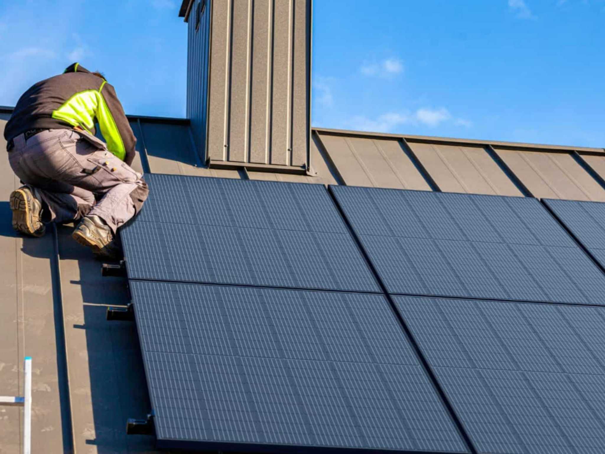 Montage von Solarmodulen auf einem Gebäudedach für eine Photovoltaikanlage in Düsseldorf.