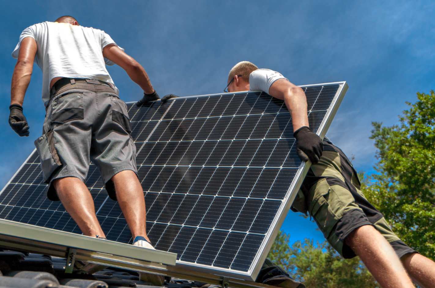 Montage von Solarmodulen auf einem Dach für eine Photovoltaikanlage in Düsseldorf
