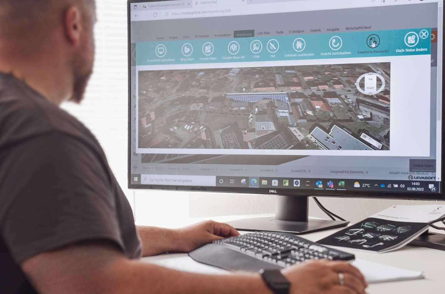Digitale Planung einer Photovoltaikanlage in Düsseldorf am Computer