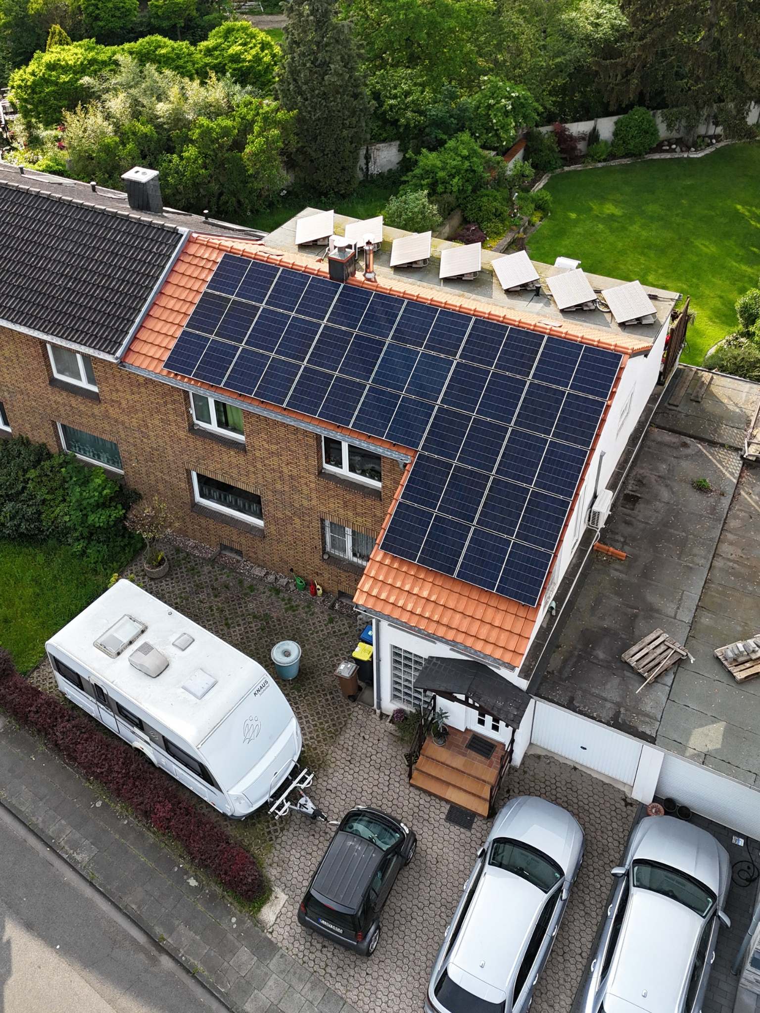 Luftaufnahme eines Einfamilienhauses - Grundlage für das Nachrüsten eines Batteriespeichers in Düsseldorf.