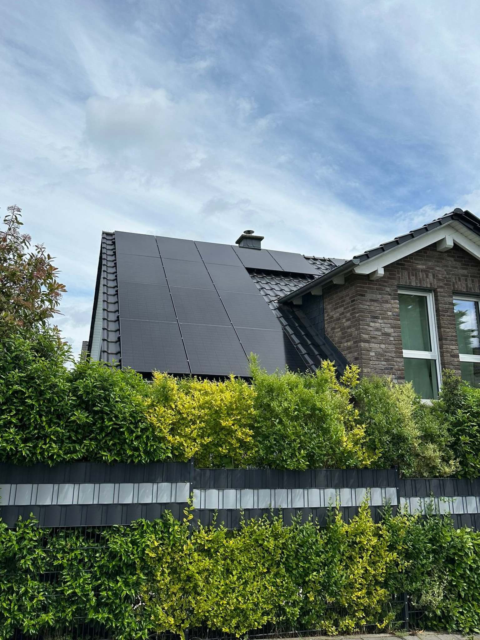 Moderne Photovoltaikanlage auf einem Einfamilienhaus, die sich ideal für das Nachrüsten eines Batteriespeichers in Düsseldorf eignet.