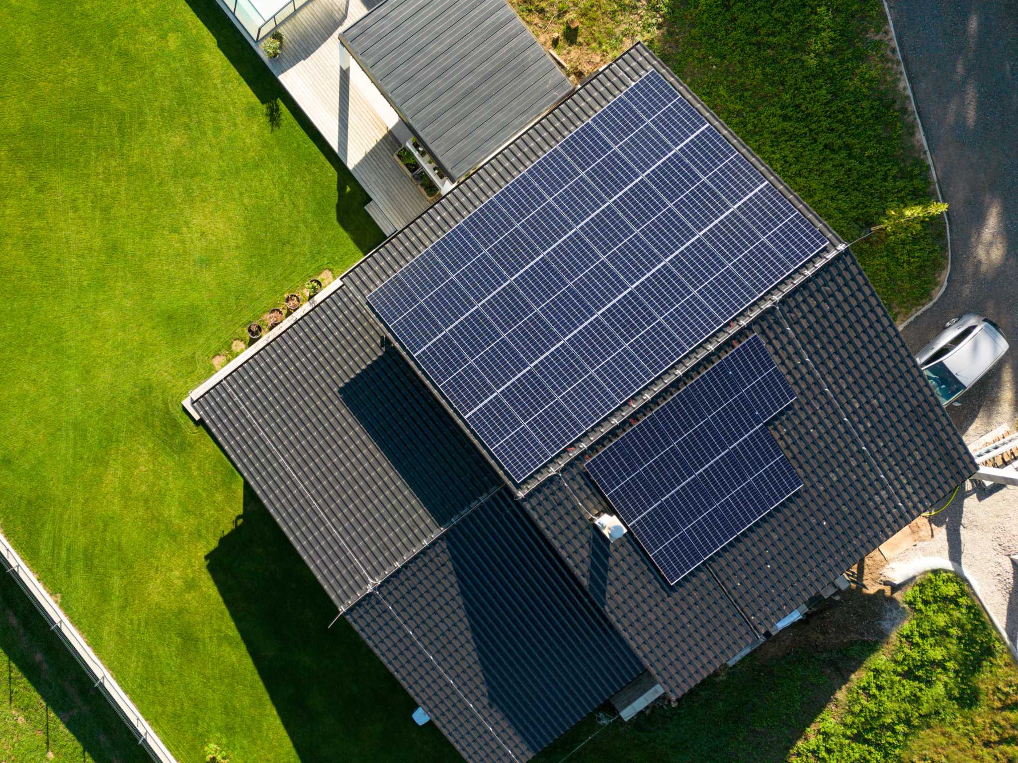 Photovoltaik finanzieren: Einfamilienhaus mit Solarmodulen von Solaraero aus der Vogelperspektive.